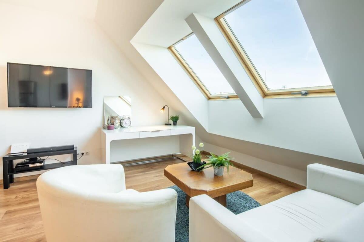 Cute Central Apartment With Balcony Budapest Bagian luar foto