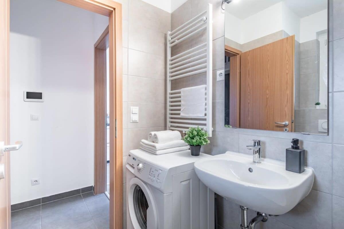 Cute Central Apartment With Balcony Budapest Bagian luar foto