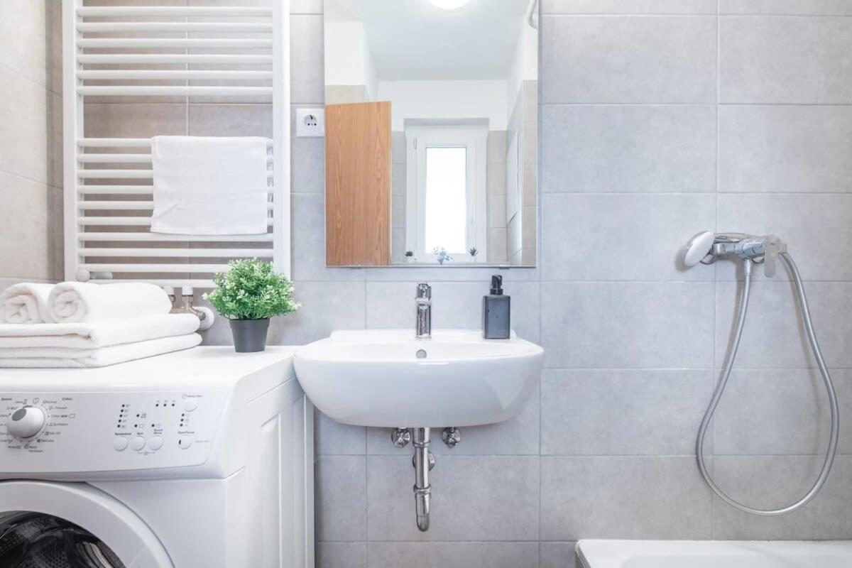 Cute Central Apartment With Balcony Budapest Bagian luar foto